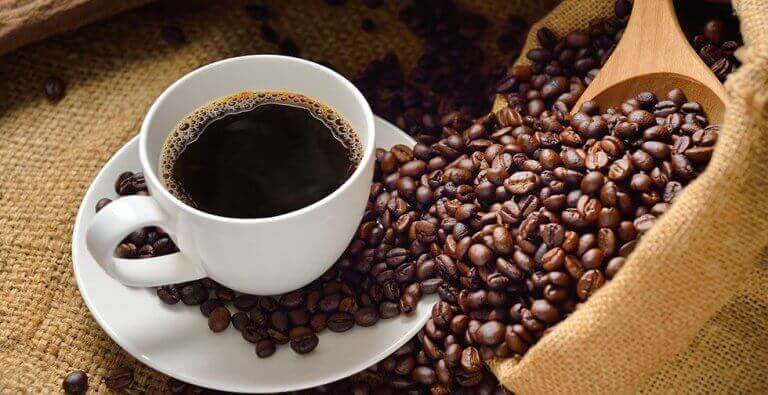 Συνταγές με καφέ - Καφές σε φλιτζάνι και κόκκοι καφέ
