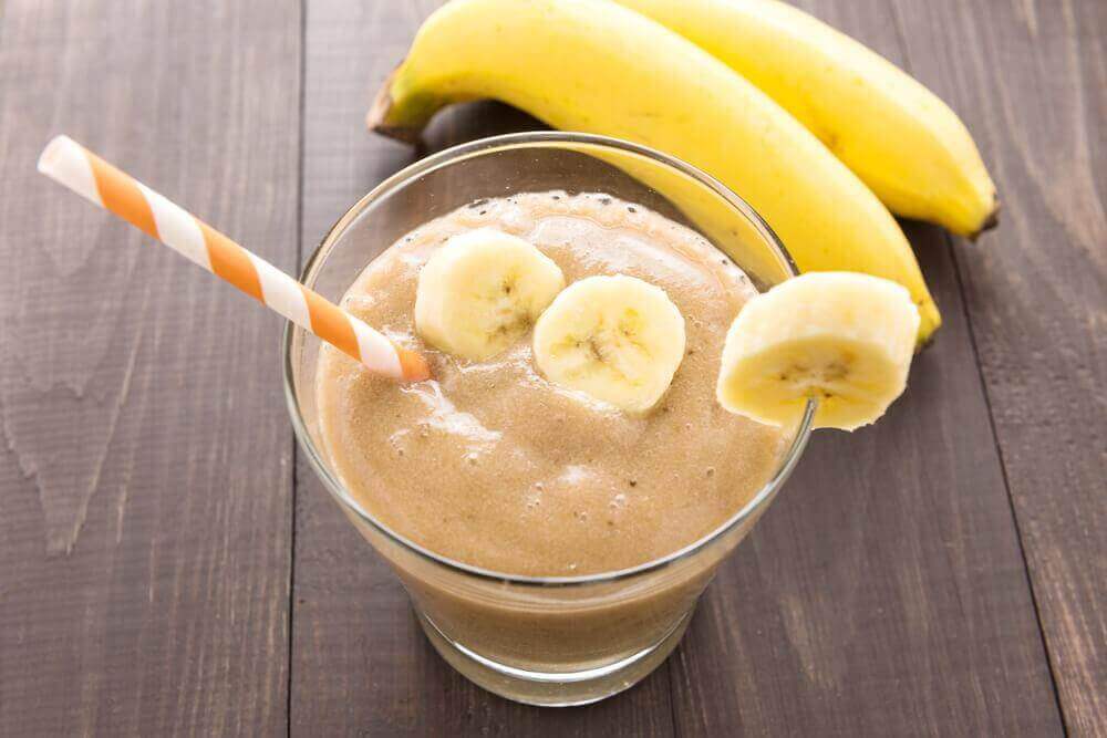 ένα ποτήρι smoothie με μπανάνες