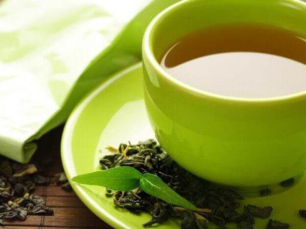 πράσινο τσάι σε κούπα, φυσικά σαπούνια