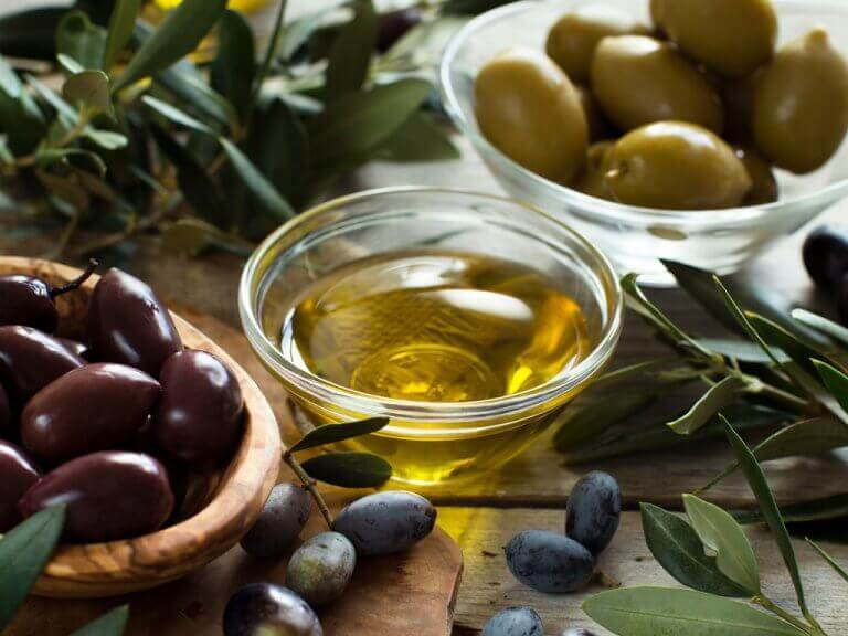 ελαιόλαδο και ελιές, φυσικά σαπούνια