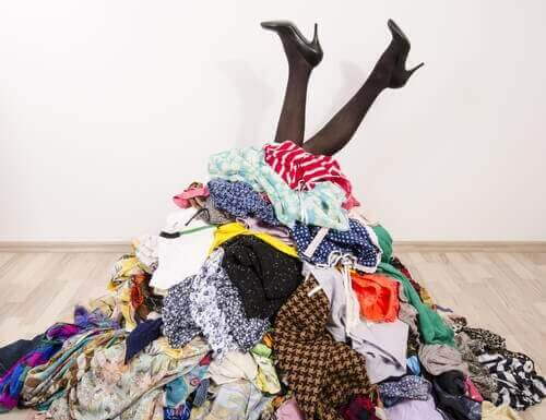 Δεν έχετε ντουλάπα; 7 ιδέες για να τακτοποιήσετε τα ρούχα σας