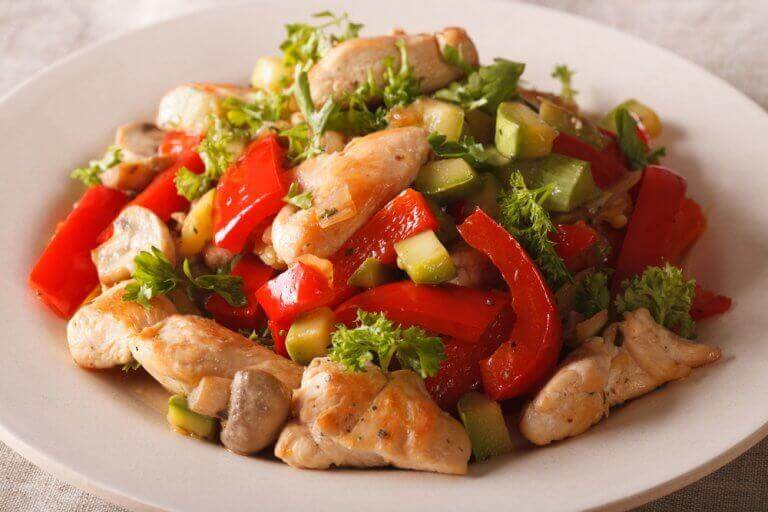 Κοτόπουλο και λαχανικά - Κοτόπουλο με πιπεριές και αβοκάντο