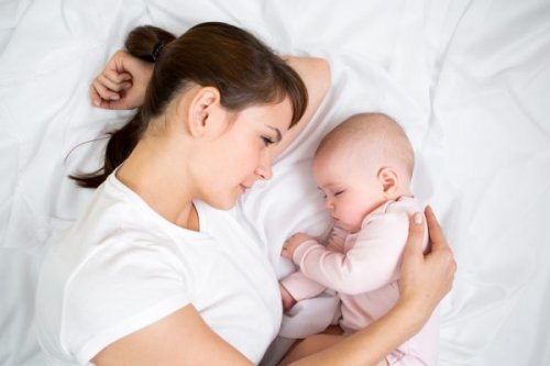 Γυναίκα με μωρό- Μάθετε στο παιδί σας να κοιμάται όλη τη νύχτα.
