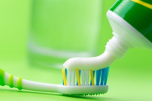 Πώς να καθαρίσετε το σίδερό σας - Οδοντόπαστα