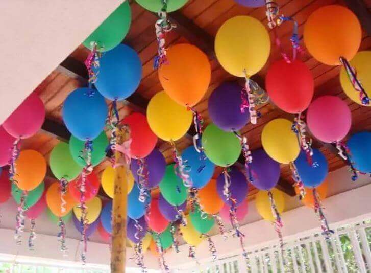 μπαλόνια με κορδελάκια στο ταβάνι