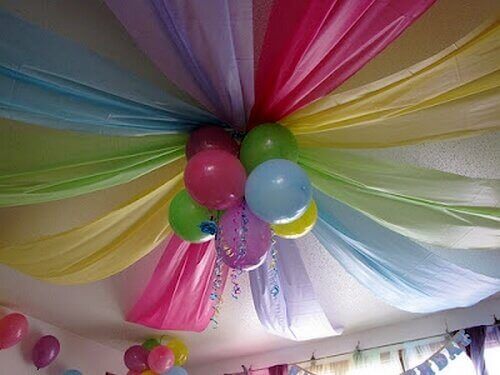 μπαλόνια και υφάσματα στο ταβάνι