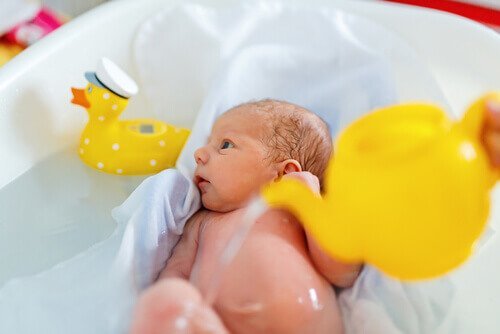 νεογέννητο μωρό σε μπανιο