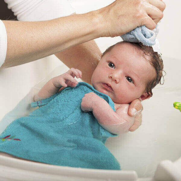 μπάνιο σε νεογέννητο μωρό
