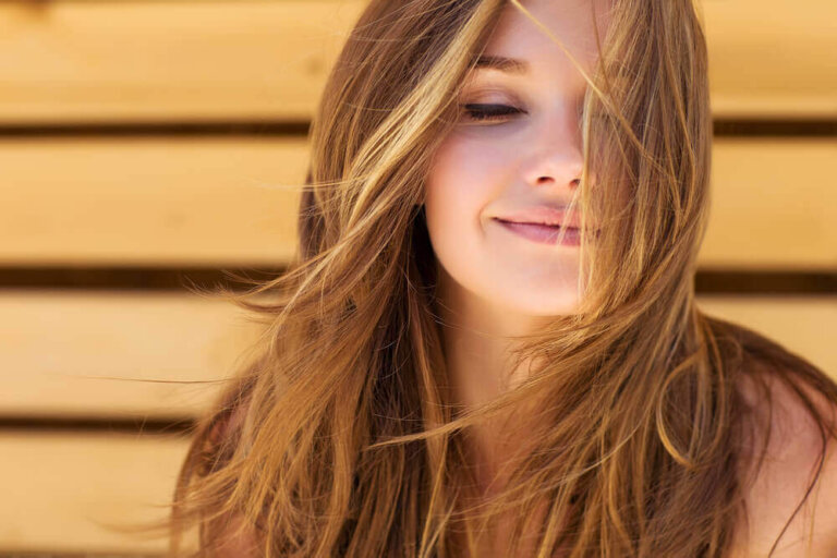 Αποκτήστε όμορφα μαλλιά με αυτές τις 5 θεραπείες με δενδρολίβανο