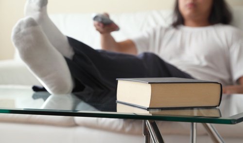 κακές συνήθειες άνδρας με τα πόδια πάνω στο τραπέζι