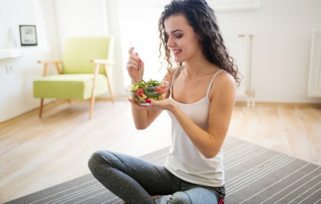 Πιο λεπτή κοιλιά - Γυναίκα που τρώει σαλάτα