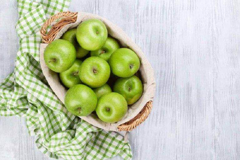 Καλάθι με πράσινα μήλα- αποτοξινωτικές σαλάτες