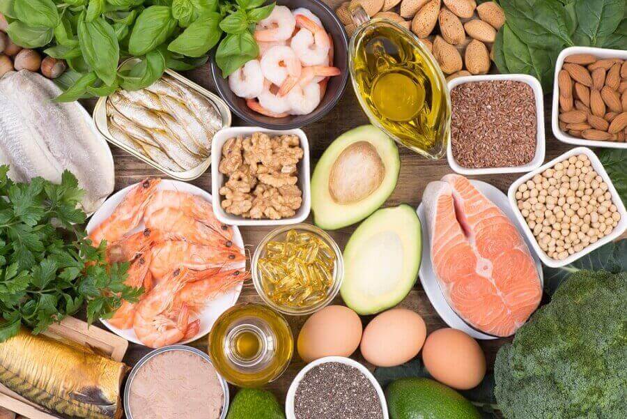 Δίαιτα κατά την εμμηνόπαυση - Διάφορες υγιεινές τροφές πάνω σε τραπέζι