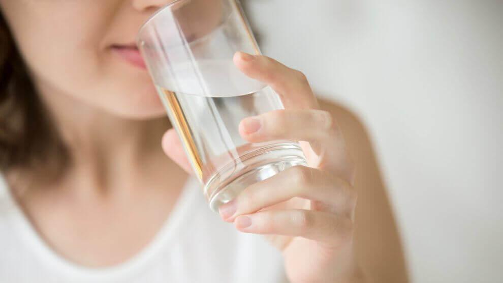 Δίαιτα κατά την εμμηνόπαυση - Γυναίκα πίνει νερό