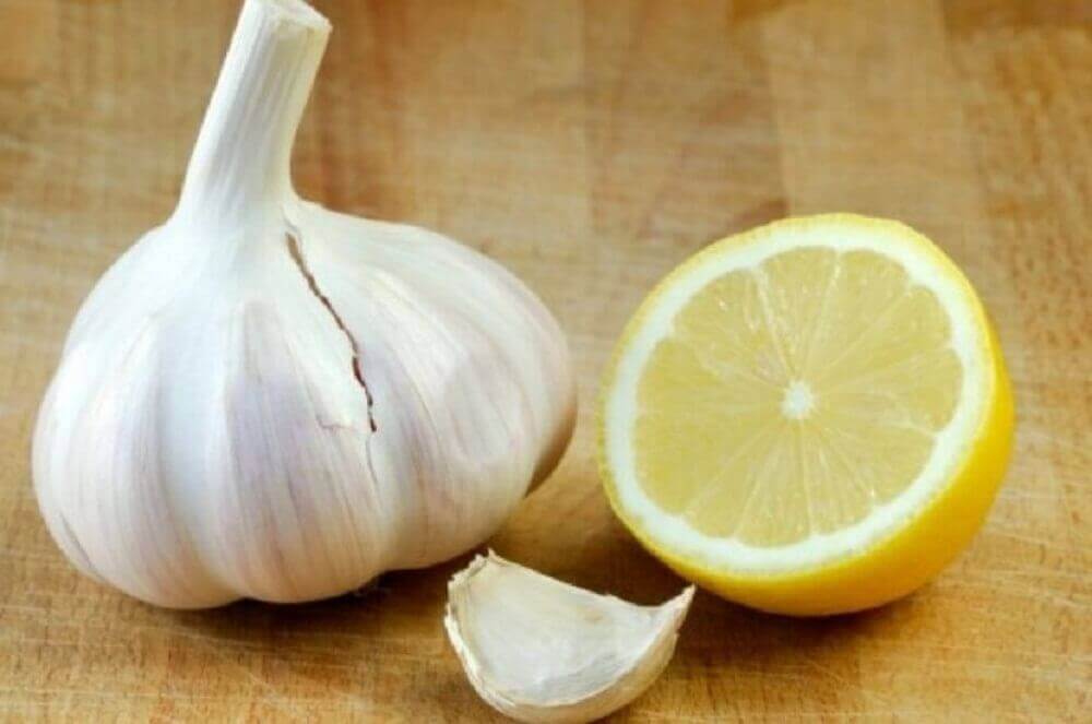 Σκόρδο και λεμόνι - Σκελίδες σκόρδου και λεμόνι