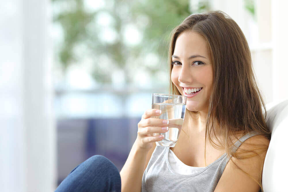 γυναίκα πίνει νερό