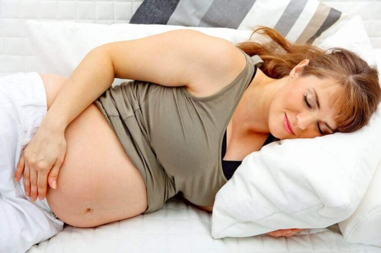Όταν κοιμάστε στο πλάι μειώνετε την πιθανότητα του εμβρυϊκού θανάτου