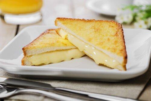 Σάντουιτς Μόντε Κρίστο - Σάντουιτς με τυρί κομμένο στη μέση