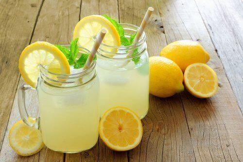 Νερό με λεμόνι και λιναρόσπορο - Χυμός λεμονιού σε ποτήρια