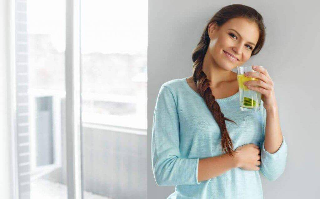 Νερό με λεμόνι και λιναρόσπορο - Γυναίκα πίνει νερό με λεμόνι και αγγούρι