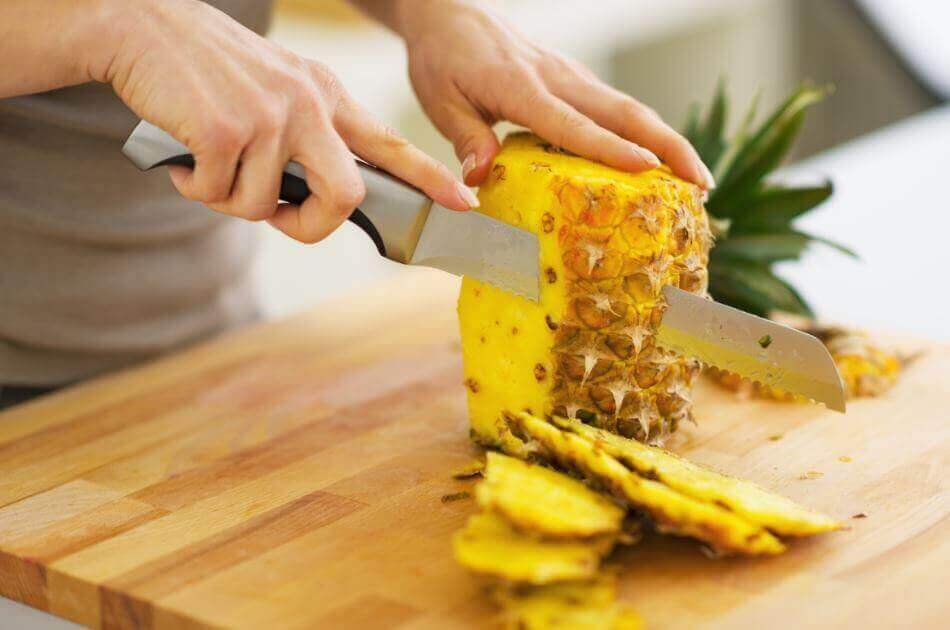 Δίαιτα για την εκκαθάριση των νεφρών - Άτομο κόβει ανανά