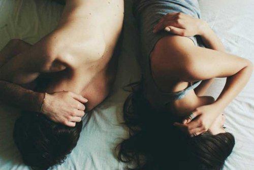 Οι άνθρωποι δε σταματούν τις σχέσεις - Ζευγάρι στο κρεβάτι με τις πλάτες γυρισμένες