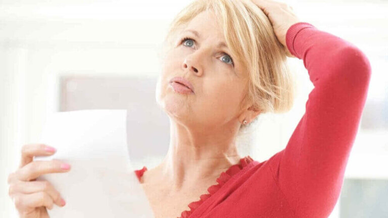 5 σπιτικές θεραπείες για να αντιμετωπίσετε τις εξάψεις της εμμηνόπαυσης