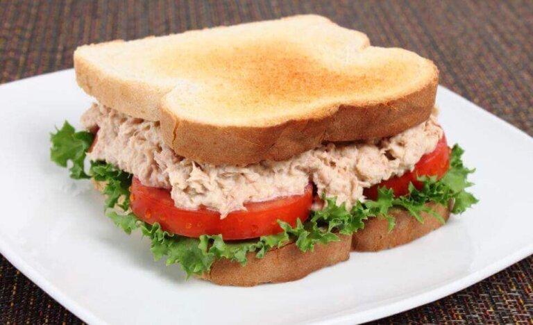 Συνταγή για γευστικότατο σάντουιτς με τόνο - μην τη χάσετε!