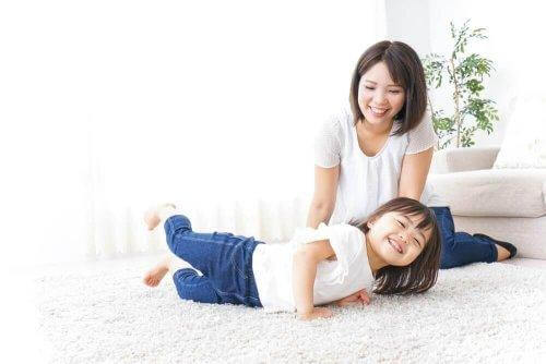 Ιαπωνικά παιδιά - Μητέρα και παιδί γελούν