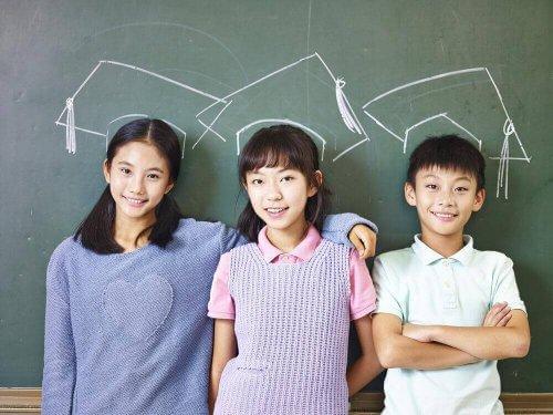 Ιαπωνικά παιδιά - Τρία παιδιά μπροστά από πίνακα