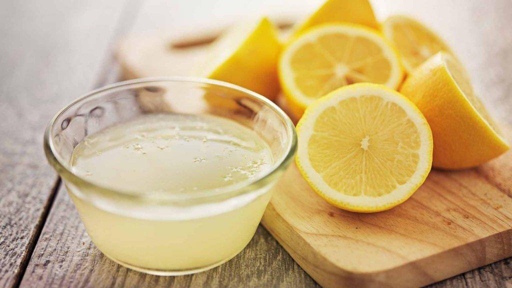 Λεμόνια και χυμός λεμονιού σε μπολ
