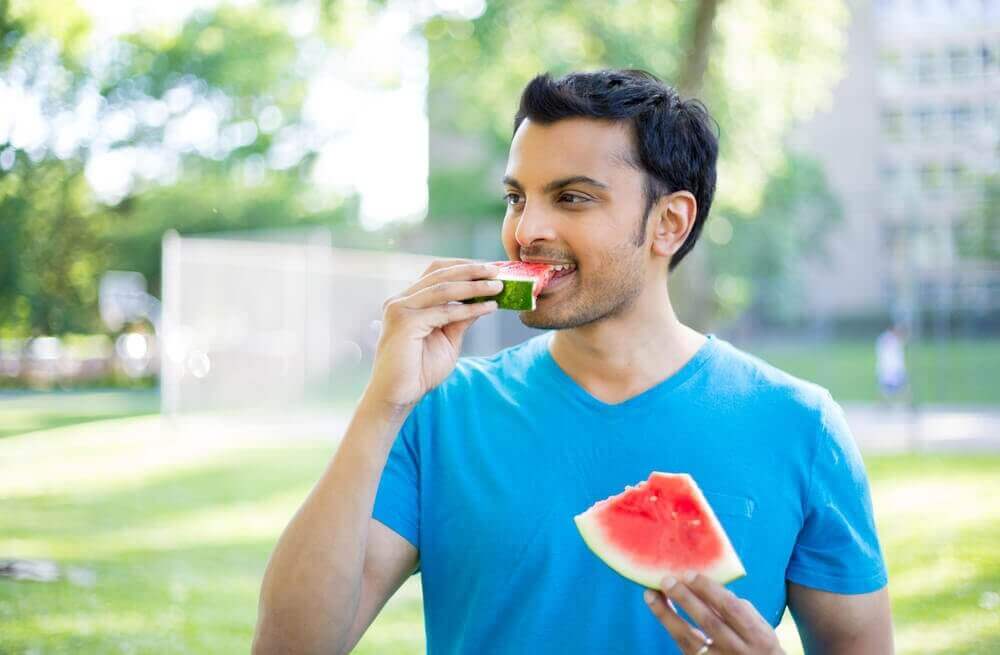 Άνδρας τρώει καρπούζι