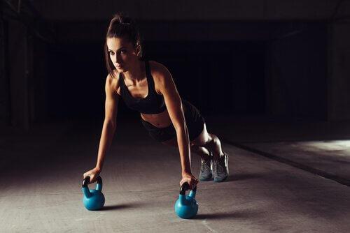 Γυναίκα κάνει CrossFit