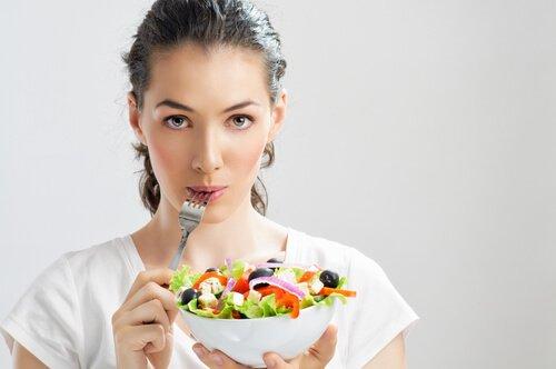 Ενισχύστε τις άμυνές σας - Γυναίκα τρώει σαλάτα