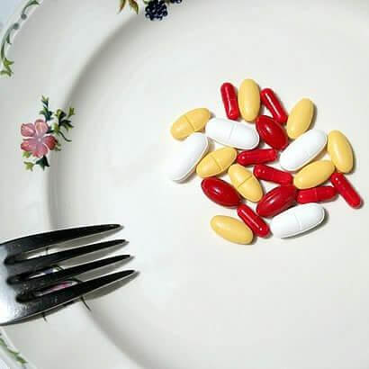 Αντιμετωπίστε τη δυσκοιλιότητα - Χάπια σε πιάτο