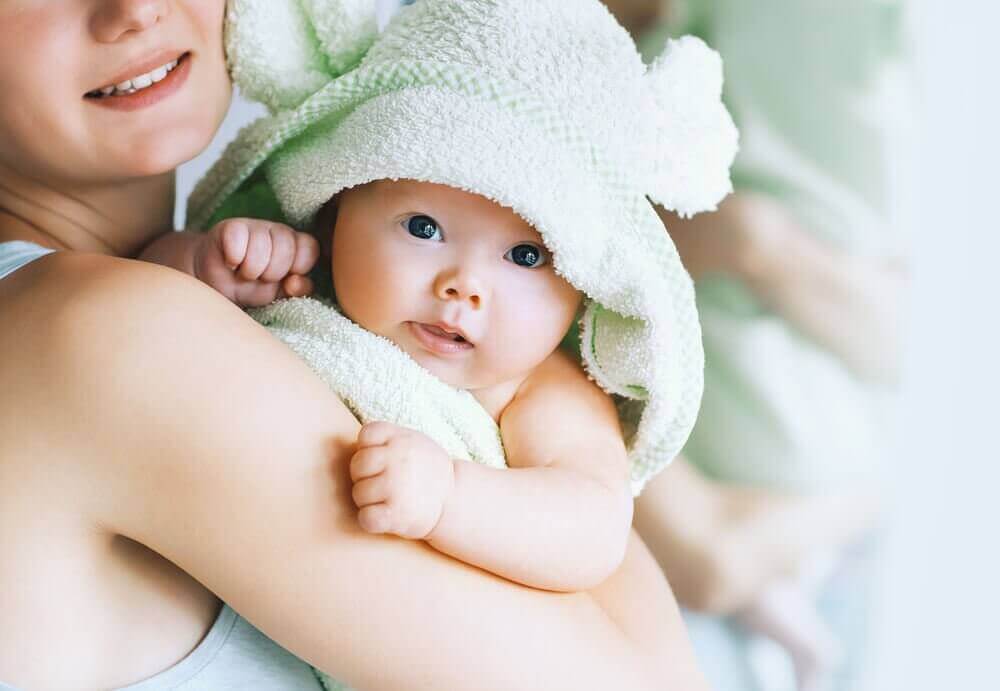 Πρώτη φορά μαμά - Μωρό τυλιγμένο με πετσέτα