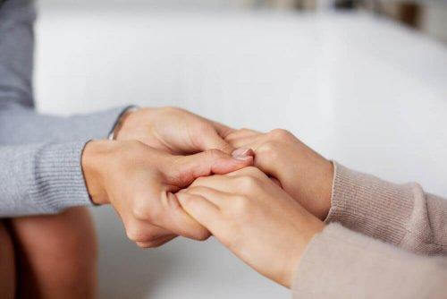 Μητέρα κρατά τα χέρια του παιδιού της