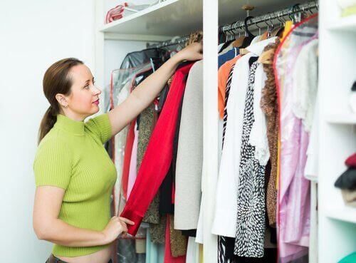 10 κόλπα για να τακτοποιήσετε τα ρούχα στη ντουλάπα σας