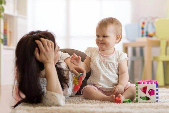 Μαμά παίζει με το μωρό της