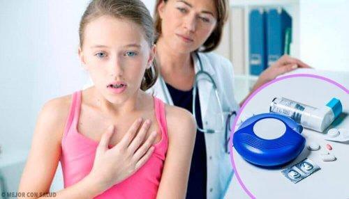 Γιατρός ελέγχει κορίτσι με άσθμα