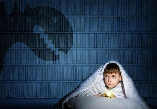 Παιδί μόνο του στο κρεβάτι
