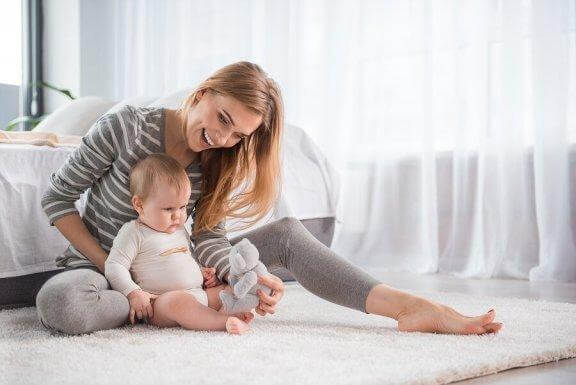 Μαμά κάθεται με το μωρό της