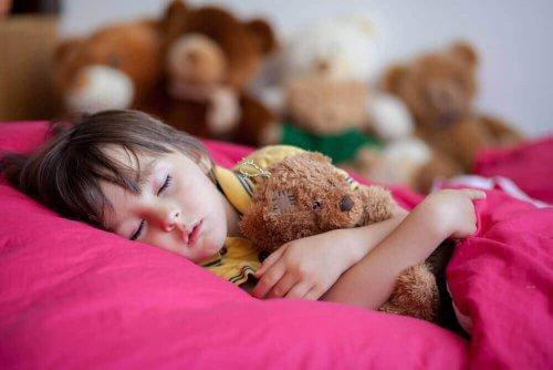 Κοριτσάκι κοιμάται με αρκουδάκι στην αγκαλιά