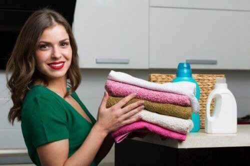 Πώς να φτιάξετε σπιτικό μαλακτικό για τις πετσέτες σας