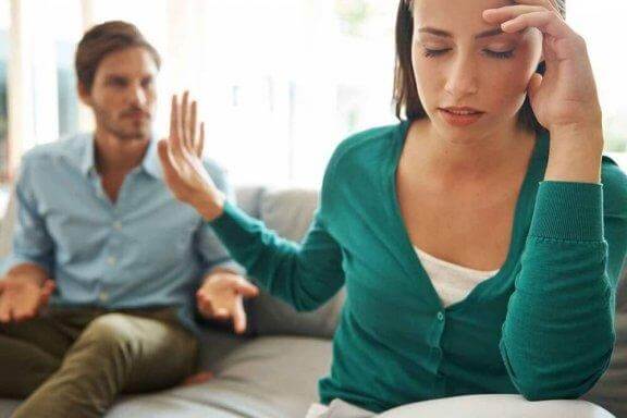 Γυναίκα δείχνει στον σύντροφο πως θέλει να σταματήσει