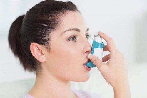 Γυναίκα χρησιμοποιεί συσκευή εισπνοής