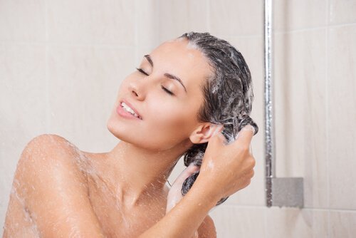 Πως να θεραπεύσετε τα λιπαρά μαλλιά με θαλασσινό αλάτι