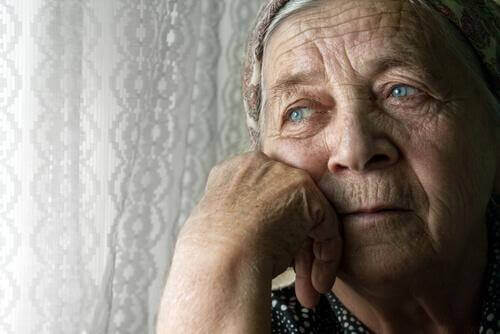 Λυπημένη ηλικιωμένη γυναίκα