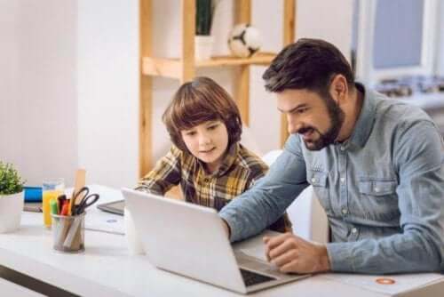 Πατέρας μελετά με τον γιο του