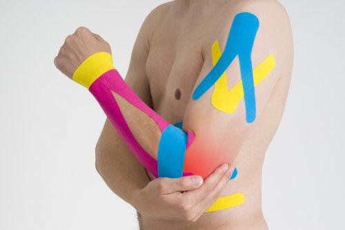 Άνδρας με kinesio tapes